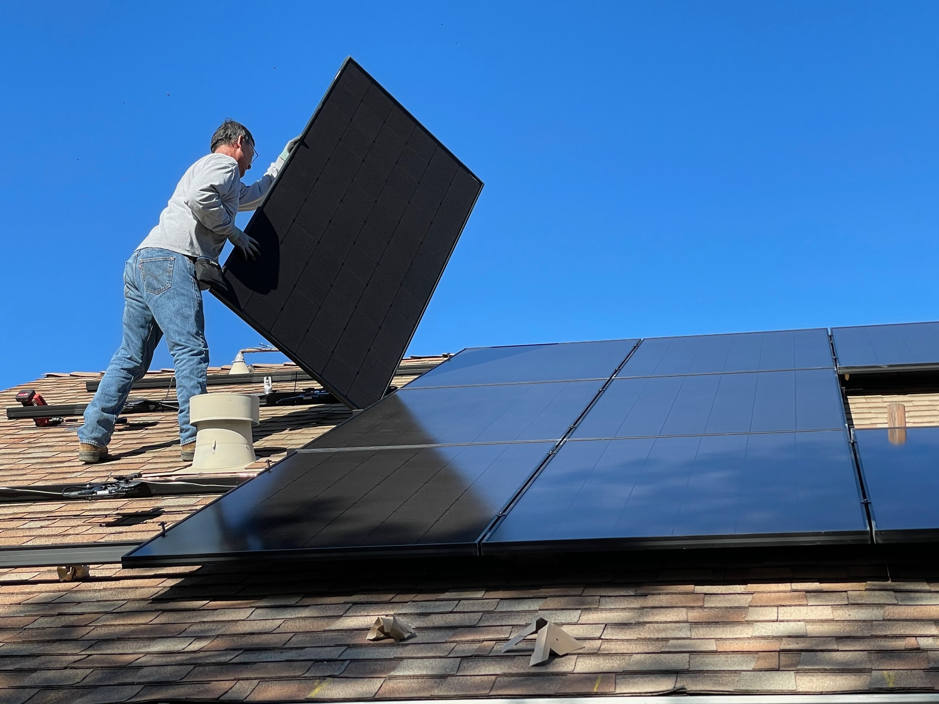 Montarea panourilor fotovoltaice – Sursă de energie verde ideală pentru societatea modernă
