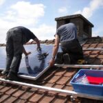 montatori-de-panouri-fotovoltaice-lucrand-pe-un-acoperis