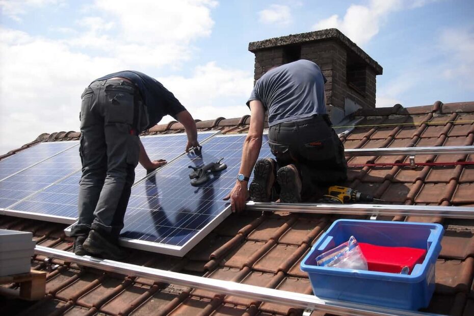 montatori-de-panouri-fotovoltaice-lucrand-pe-un-acoperis